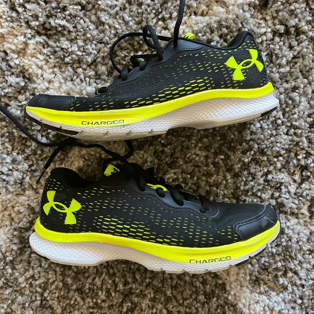 Boys Under Armour sneaker size 6Y